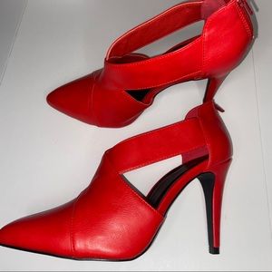 Spicy red crisscross pump